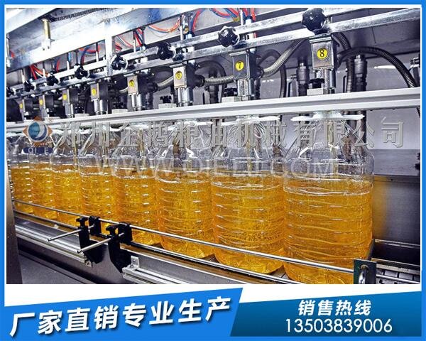 企鵝榨油機(jī):廣西來賓年產(chǎn)1萬(wàn)噸花生油生產(chǎn)線投產(chǎn)(圖3) 花生油灌裝生產(chǎn)線